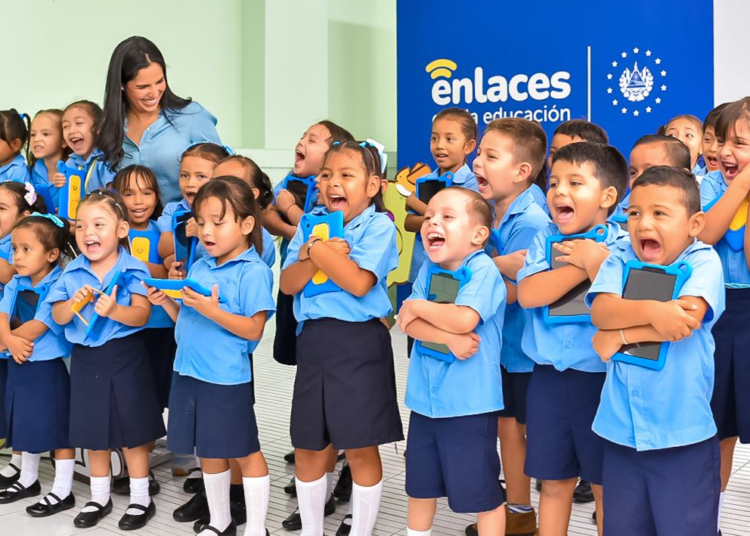 Padres de familia y estudiantes agradecen la entrega de equipos tecnológicos como parte del paquete escolar