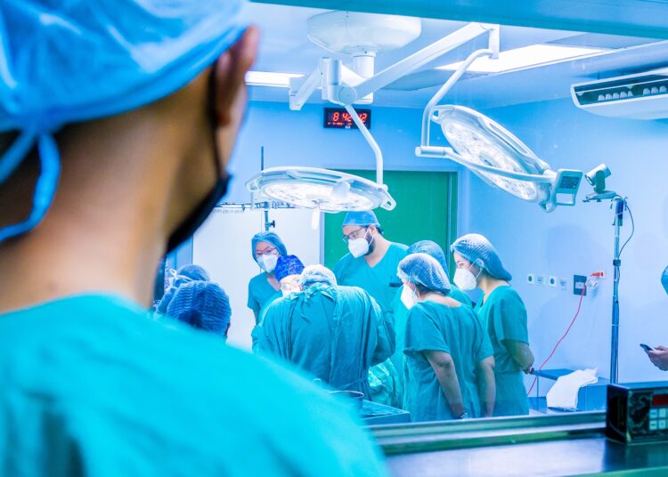 Niños con discapacidad auditiva grave o profunda reciben implantes cocleares