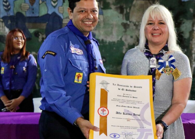 Alfa Karina Arrué recibe la Gran Orden Scouts Atlacatl