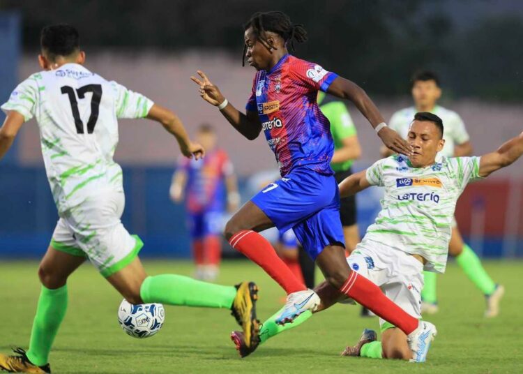 ¡Rueda el balón en la Liga Nacional de Fútbol!