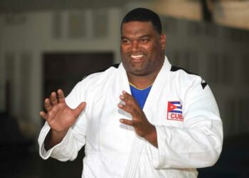 Judocas salvadoreños entrenan con medallista olímpico cubano