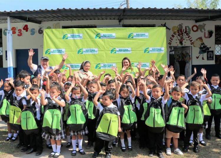 Sistema FEDECRÉDITO entrega donativo de mochilas en centros escolares