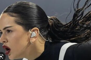 (VIDEO) A Rosalia se le enganchan las extensiones en un ventilador en un concierto en Brasil