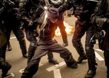 (VIDEOS) Nuevos disturbios en Francia por la reforma de las pensiones