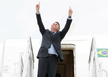 Jair Bolsonaro regresó a Brasil y fue recibido por un grupo de seguidores