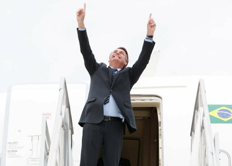 Jair Bolsonaro regresó a Brasil y fue recibido por un grupo de seguidores