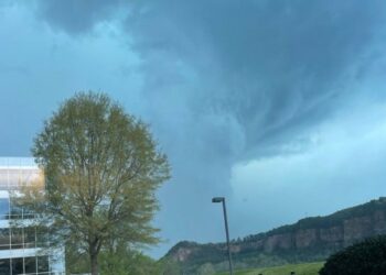 (VIDEOS) Tornado golpea la capital de Arkansas, tormentas amenazan quince estados