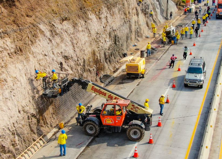 Gobierno avanza en los trabajos de estabilización de taludes en carretera al Puerto de La Libertad