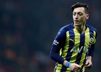 Mesut Ozil se retira del fútbol