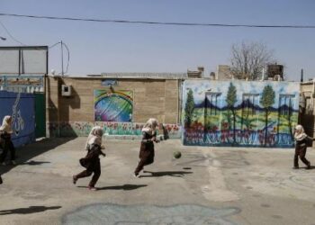 Docenas de niñas más son envenenadas con gas en seis colegios de Irán