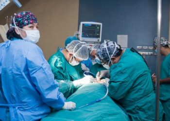 Gigantesco tumor de un metro de altura y 20 kilos fue extirpado a una joven de 18 años en Perú