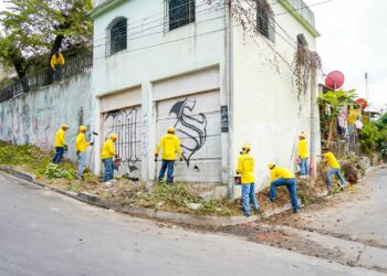 Privados de libertad borran grafitis alusivos a pandillas en San Martín