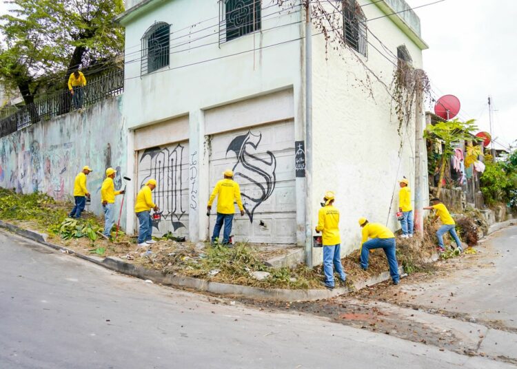 Privados de libertad borran grafitis alusivos a pandillas en San Martín