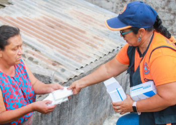 Protección Civil suministra agua y mascarilla en los alrededores del volcán Chaparrastique