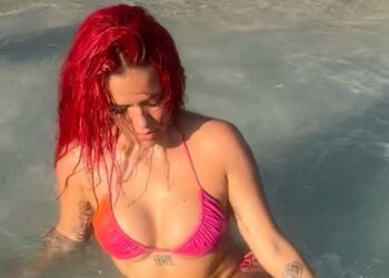 Karol G paraliza la red con micro bikini fuego