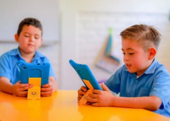 MINED continúa con la entrega de tablets a estudiantes