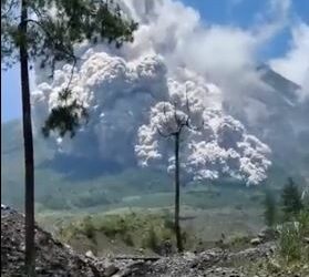 Entró en erupción el volcán indonesio Merapi, uno de los más activos del mundo