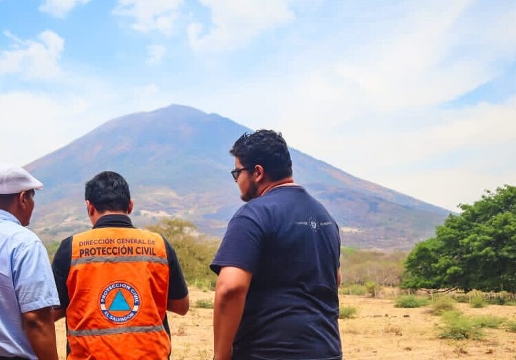Autoridades activan puesto de mando unificado ante desgasificación del volcán Chaparrastique