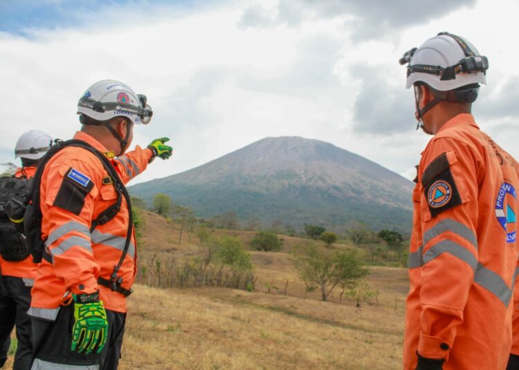 Autoridades emiten aviso ante aumento en desgasificación del Volcán Chaparrastique