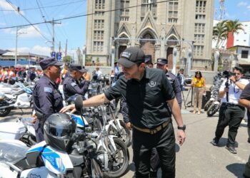 Ministro Gustavo Villatoro entrega motos eléctricas para unidades policiales