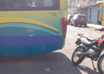 Motociclista lesionado al impactar contra parte trasera de microbús
