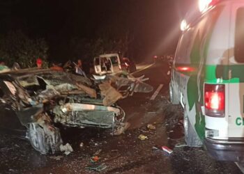 Cinco miembros de una familia resultan lesionados tras impactar con rastra