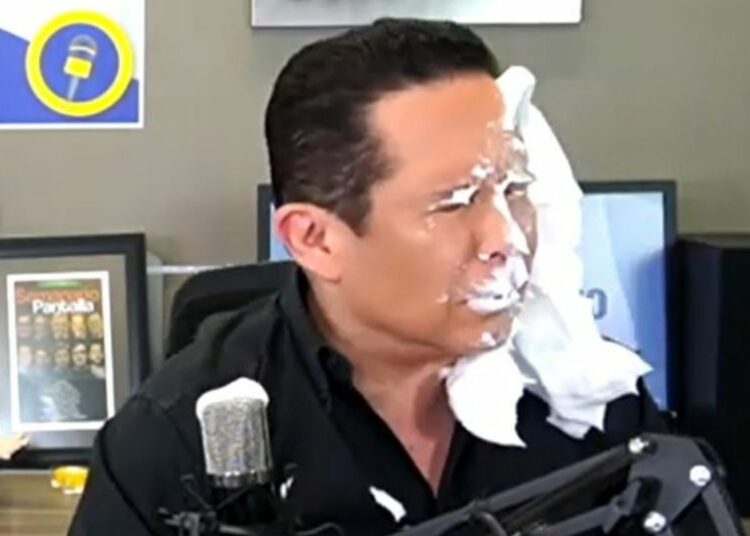 (VIDEO) Gustavo Adolfo Infante recibe pastelazo en pleno programa en vivo