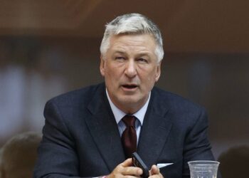 La fiscal especial designada en el asesinato de Halyna Hutchins renunció tras las objeciones de la defensa de Alec Baldwin