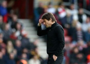 Tras las explosivas declaraciones del técnico Antonio Conte, el dueño del Tottenham podría rescindir su contrato