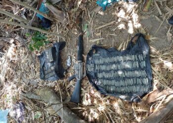 Pobladores de Chalatenango entregan armamento que estaba en poder de las pandillas