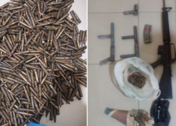 Salvadoreños que fueron obligados por las pandillas a esconder armas en sus viviendas las siguen entregando al estado