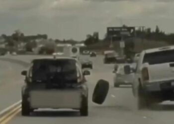(VIDEO) Un neumático sale desprendido de un pick up y provoca un dramático accidente en una autopista
