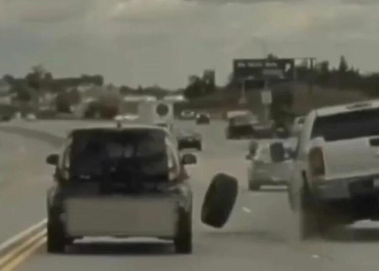(VIDEO) Un neumático sale desprendido de un pick up y provoca un dramático accidente en una autopista