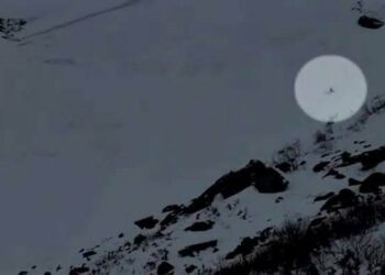 (VIDEO) Un snowboarder y un esquiador lograron escapar de una avalancha en Estados Unidos