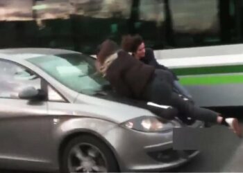 (VIDEO) Una conductora embistió activistas que bloqueaban una calle de Barcelona en el Día Internacional de la Mujer