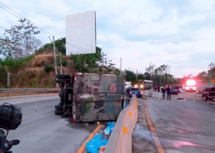 Camión repartidor vuelca «por excesiva velocidad» en carretera al Puerto de La Libertad