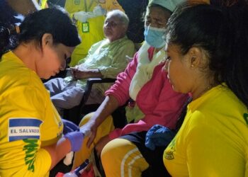 Conductor se duerme al volante y vuelca en colonia 10 de Abril, de Soyapango