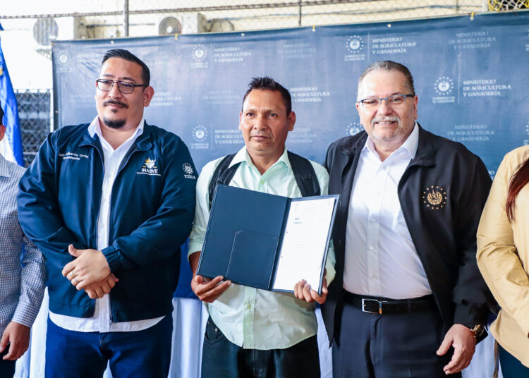 Gobierno entrega capital semilla a veteranos y excombatientes de guerra