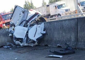 (IMÁGENES FUERTES) Un automovilista muere al estrellar su vehículo a 220 kilómetros por hora en la entrada de un peaje en Chile