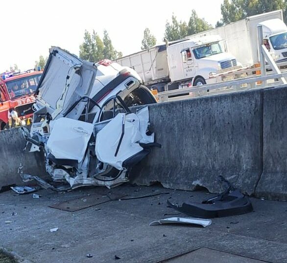 (IMÁGENES FUERTES) Un automovilista muere al estrellar su vehículo a 220 kilómetros por hora en la entrada de un peaje en Chile