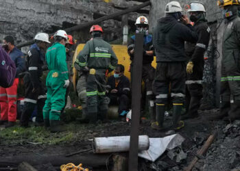 Al menos 11 trabajadores muertos y 10 desaparecidos por una explosión en una cadena de minas en Colombia
