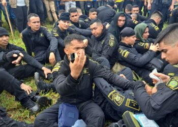 (VIDEOS) Casi 80 policías siguen secuestrados tras una protesta de campesinos que dejó dos muertos en el Caguán, Colombia