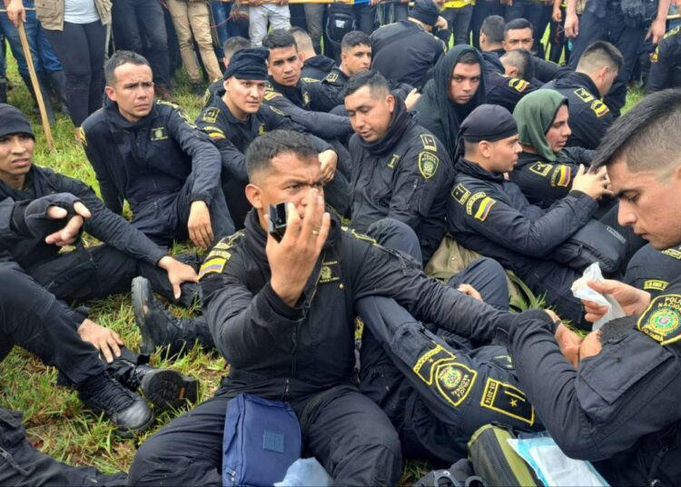 (VIDEOS) Casi 80 policías siguen secuestrados tras una protesta de campesinos que dejó dos muertos en el Caguán, Colombia