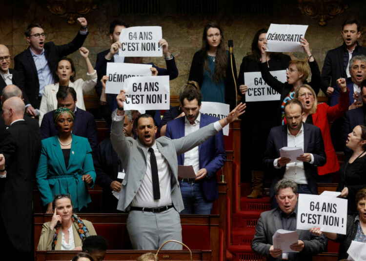 El presidente de Francia Emmanuel Macron quiere imponer su reforma de pensiones sin la aprobación de los diputados