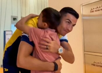 (VIDEOS) Cristiano Ronaldo cumplió el sueño de un niño sirio que perdió a su padre en el terremoto