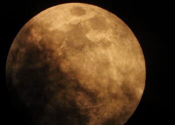 (VIDEO) Captan cómo un meteorito se estrella contra la Luna
