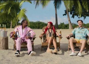 Karol G colabora con Snoop Dogg para un comercial desde la playa
