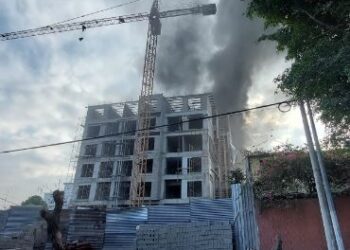 Bomberos sofocan incendio en edificio en construcción de la colonia San Francisco