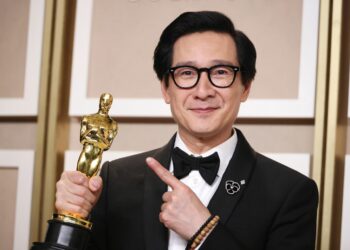 Reparto de Los Goonies felicitó a Ke Huy Quan por su primer Oscar