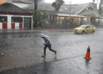 Ecuador declaró la emergencia por las lluvias y el sismo por el que murieron 15 personas